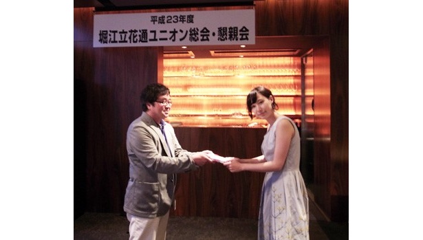 デザインを手がけた寅屋美萌沙さん(右)と、審査委員長の能口宏仁さん(左)
