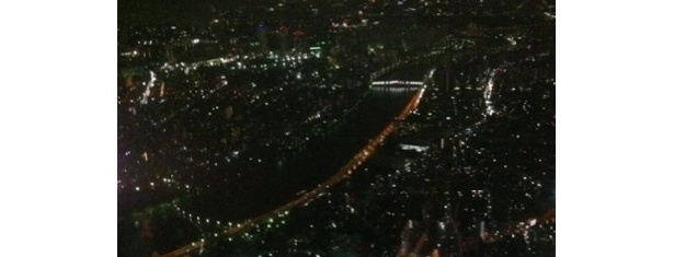 天望デッキからは夜景が広がる。隅田川近辺。