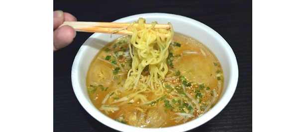 【写真を見る】さっぱりとしながらもコクのある「冷っこ！」塩らぁ麺