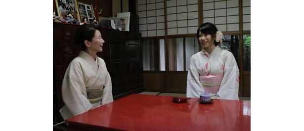 「西陣くらしの美術館 冨田屋」では西陣織の着物の着付けや茶席も体験する