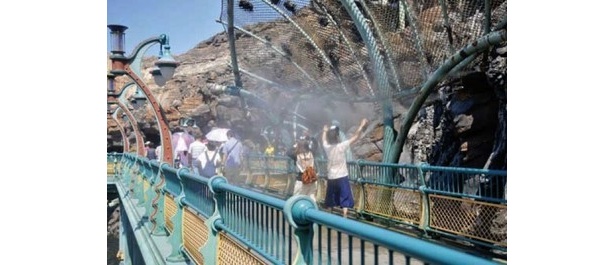 「ミステリアスアイランド」の中心部を通過する際、ミストを浴びよう！(東京ディズニーシー)