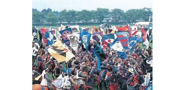 御神旗を数百の騎馬武者たちが奪い合う大迫力の神旗争奪戦