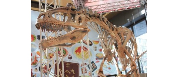 東京・丸ビルに巨大肉食恐竜が出現！