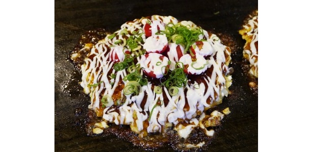 「お好み焼きでん　花園本店、蒲生店」の『国産油かすとミニトマトのお好み焼き』