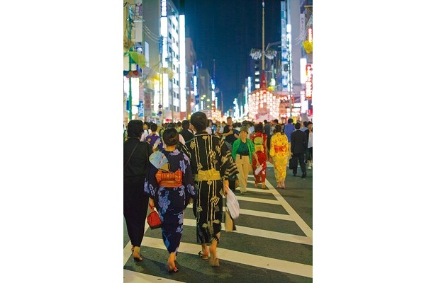 浴衣で巡るカップルの姿も