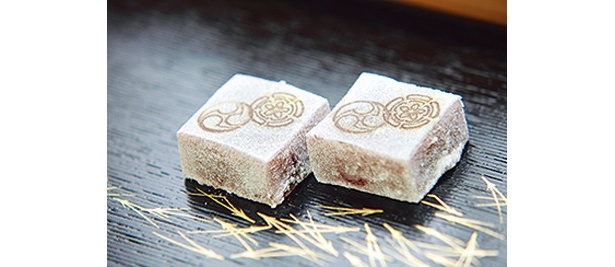 祇園祭中は八坂神社の紋の焼印を押した祇園祭菓子として販売される