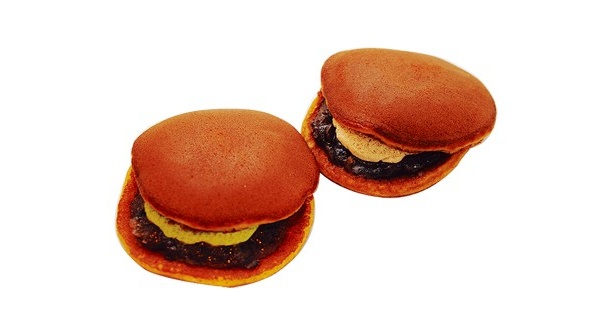 ふっくら、もっちりした食感のどら焼きに生クリームとつぶあんをサンド