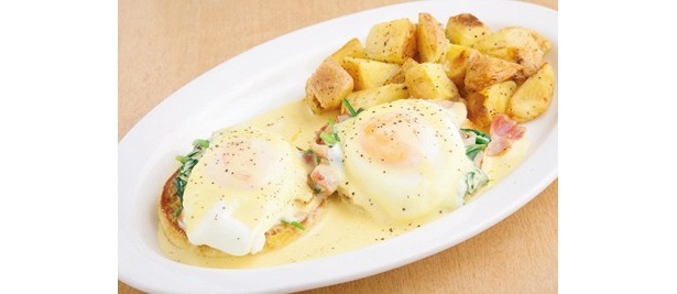 Eggs’n Thingsでは、イングリッシュマフィンも人気！ベーコンやポーチドエッグが乗った「エッグスベネディクト」(1100円)