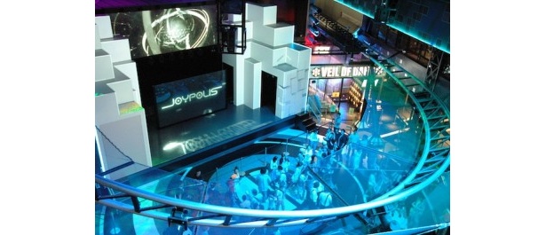 【写真を見る】「ヴェール オブ ダーク」は、1st Floorのメインステージ周りを360度回転しながらぐるっと一周！