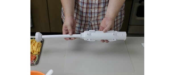 【写真を見る】見た目はバズーカ砲のグッズで“太巻き寿司”が作れちゃう！　クッキング工程はここからチェック！
