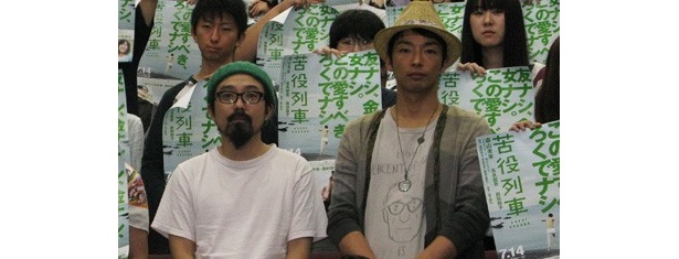 会場に集まった学生たちと記念撮影