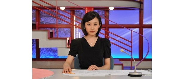 ニュースキャスター役の高橋愛
