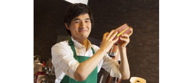 【写真を見る】さわやかなスタバのバリスタさんが、店頭でシェイクしてくれる！