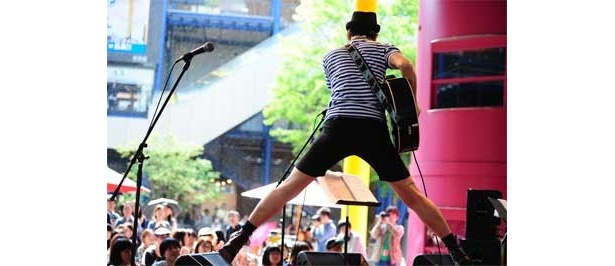 5/6、京都・新風館でのカジヒデキライブの様子