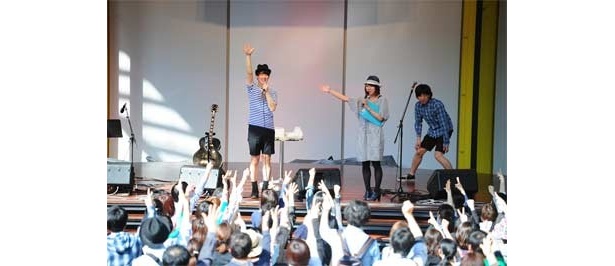 5/6、京都・新風館でのカジヒデキライブの様子