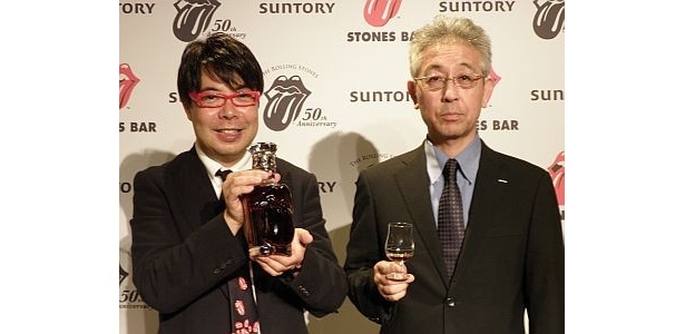 会見に出席したサントリーの和田龍夫宣伝部長と福與伸二チーフブレンダー