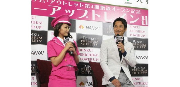 市原隼人との熱愛について記者から質問された向山は笑顔で「順調です！」と答えた