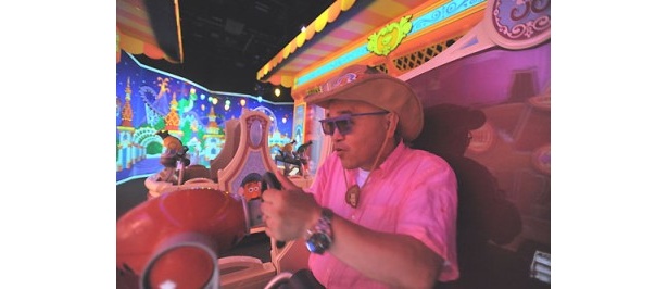 真剣な表情でゲームに取り組む名人