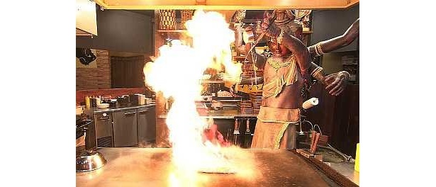 【写真を見る】鉄板焼きなど、達人技に挑戦するアシュラくんの写真はコチラ！