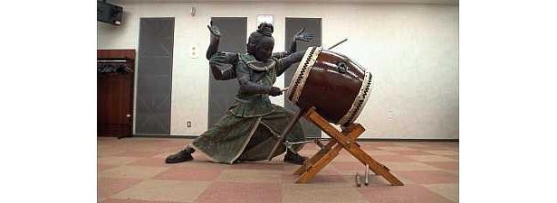 和太鼓を演奏