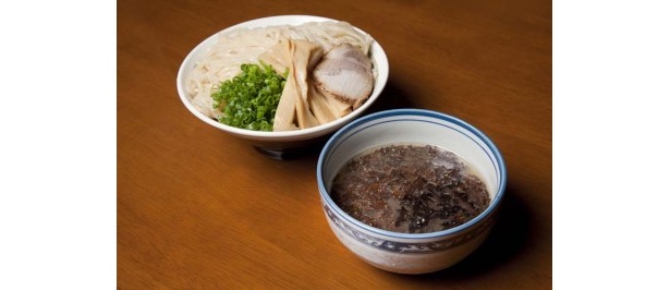 7/21（土）・22（日）はトップバッター「つけめんShin.」の夏の麺・塩つけ。麺もつけダレも冷たいのが特徴。岩ノリとの相乗効果で魚介風味を一層引き立てる！ ￥850
