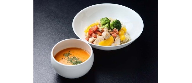 8/4（土）・5（日）は「men-eiji HIRAGISHI BASE」の夏の麺・冷製海老のつけ麺。オマールエビの殻をたっぷり使った濃厚なアメリケーヌソースは、彩りも豊か。￥900