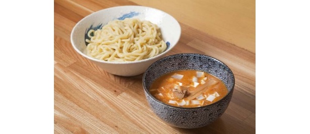 8/11（土）・12（日）は「チャルメラ番長」の夏の麺・味噌つけ麺。二郎系インスパイアで人気のブタキングの店主があみ出す、ちょい辛＆濃厚なつけ麺。￥850
