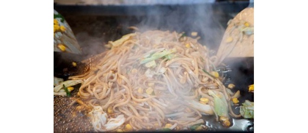 8/25（土）・26（日）は旭川しょうゆ焼きそば。2010年秋の「北の恵み食べマルシェ」で誕生した新ご当地グルメ。麺も醤油も具材もすべて旭川さんにこだわる。￥600