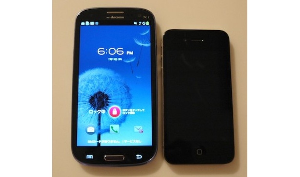 【写真を見る】iPhone4(右)とGALAXY S III(左)の画面を比べてみた
