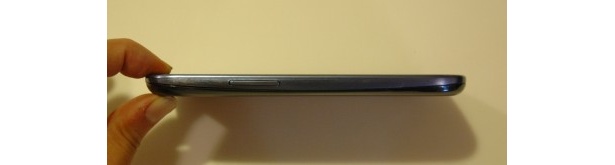 高さ約137mm×幅約71mm×厚さ約9mm(最厚部約9.4mm)