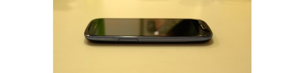 連続待受時間は3Gで約400時間、LTEで約270時間、GSMで約330時間