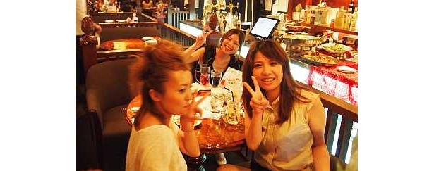 参加者はリラックスして食事やトークを楽しんでいた