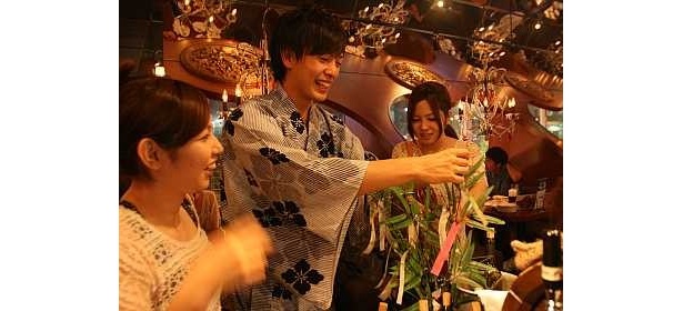 笹飾りは後日、メンバーが神社で成就祈願するという