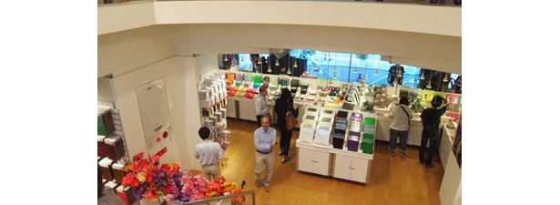 2階建ての店内はシンプルでグッズがたっぷり！