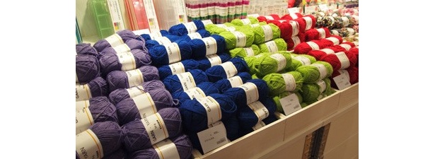 色も多数そろっている、アクリルの毛糸(100円)