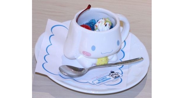 青いゼリーのミニパフェ「シナモンのカップデザート」