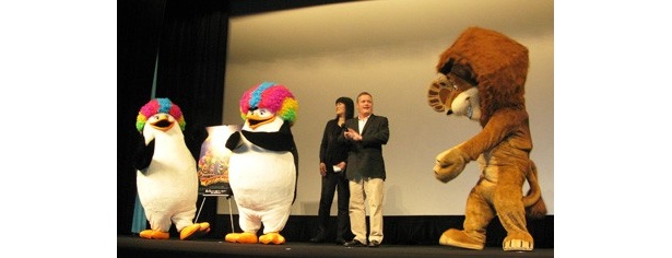 舞台挨拶に登壇した監督はアレックス＆ペンギンズと奇跡の競演！