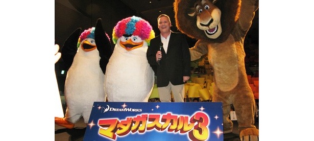 舞台上で記念撮影を行う監督とキャラクターたち