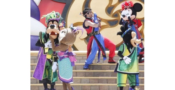 クラリスがグーフィーに祝勝のキス！後ろのミッキーも可愛い