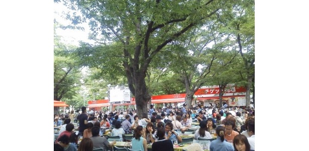 6丁目アサヒビール会場は緑豊かな木陰の会場
