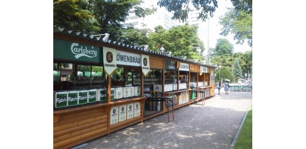 1つの会場内で世界各国のビールが楽しめる世界のビール広場。会場オープンは平日17：00～（土日は16：00～）