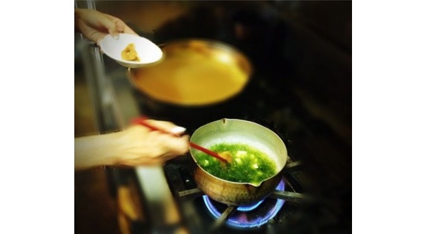 「あおさの味噌汁」調理風景