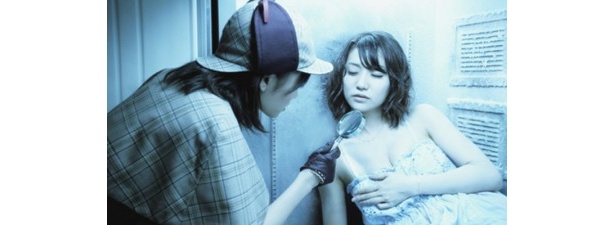 AKB48大島優子のセクシーな胸の谷間に、前田敦子が迫る！？ 