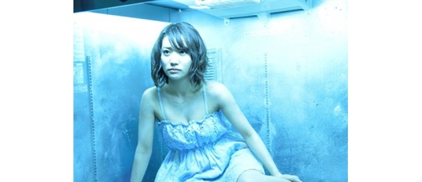 【写真を見る】大島優子さんの胸元＆凍るメイクがセクシー！メイキングなど詳細画像12点
