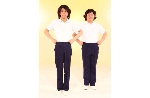 【写真を見る】「あたりまえ体操」を踊るCOWCOWの2人