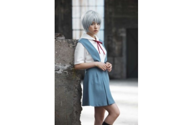 【写真を見る】約30人の美少女たちもエヴァとコラボ！
