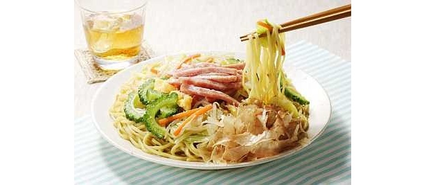 【写真を見る】“沖縄の気分”が味わえるさっぱり塩味の焼きそばは夏にピッタリ！