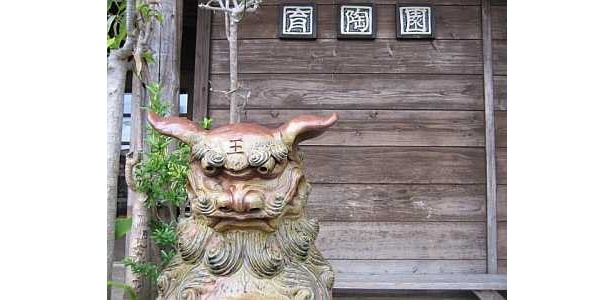 険しい表情のシーサー