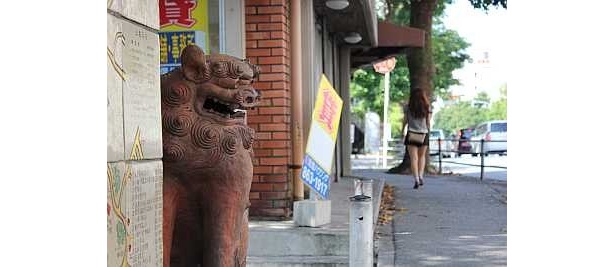 行き来する人々を見守るシーサー