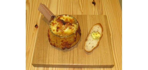 「オニオングラタンスープ」（980円）はチーズのボリュームにビックリ！　食べ応えも充分！